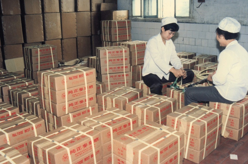 蜜蜂牌90年代仓库照片,工人正在包装出口产品 蜜蜂牌90年代仓库照片,工人正在包装出口产品