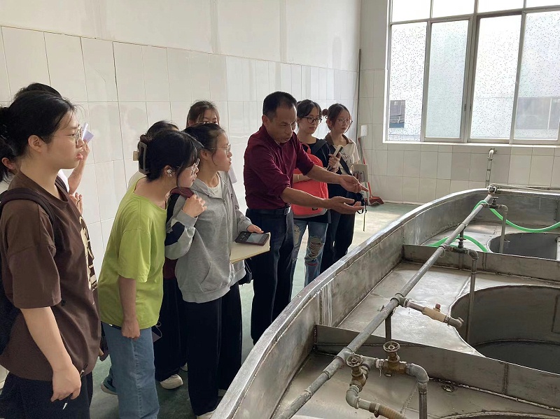 莫显科带队参观蜜蜂牌麦芽糖生产车间 莫显科带队参观蜜蜂牌麦芽糖生产车间