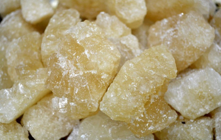 买冰糖时，遇到单晶冰糖和多晶冰糖怎么选？蜜蜂牌给您答疑解惑